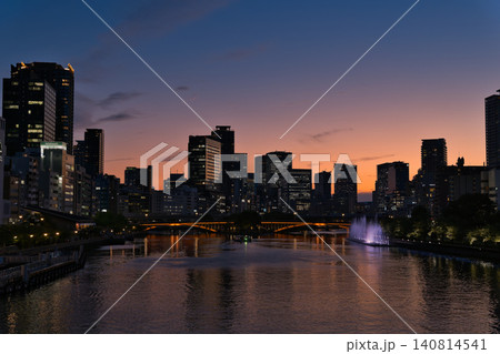夕暮れに染まる大阪・天満橋から望む天神橋の夜景 140814541