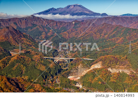 裏妙義から見る紅葉の山並みと浅間山 裏妙義から見る紅葉の山並みと浅間山 140814993