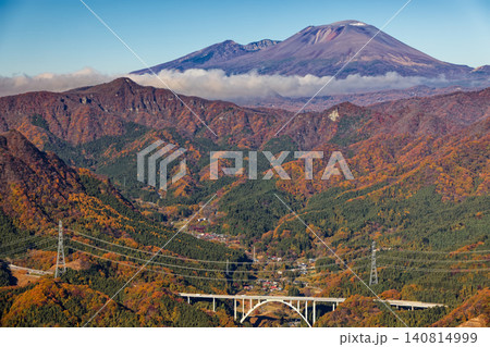 裏妙義から見る紅葉の山並みと浅間山 裏妙義から見る紅葉の山並みと浅間山 140814999