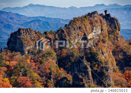 紅葉の裏妙義・丁頭ノ頭の岩峰と日光連山の眺め 紅葉の裏妙義・丁頭ノ頭の岩峰と日光連山の眺め 140815015