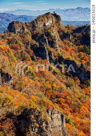 紅葉の裏妙義・丁頭ノ頭の岩峰と赤城山・日光連山の眺め 140815019