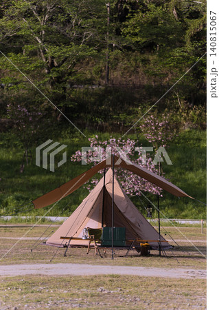 新緑と花に囲まれたソロキャンプのテントサイト 140815067