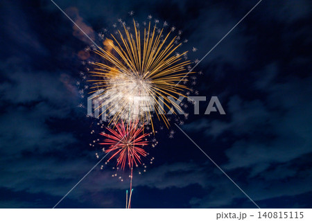 夏の夜空に咲く大輪の花火 夏の夜空に咲く大輪の花火 140815115