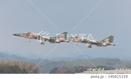 編隊離陸する航空自衛隊F-1戦闘機 編隊離陸する航空自衛隊F-1戦闘機 140815159
