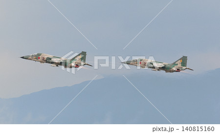 編隊離陸する航空自衛隊F-1戦闘機 140815160