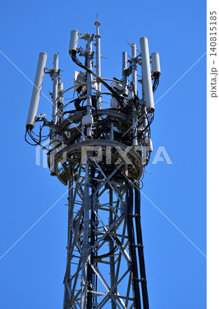 通信イメージ プラチナバンド (電波塔:基地局) 通信イメージ プラチナバンド (電波塔:基地局) 140815185