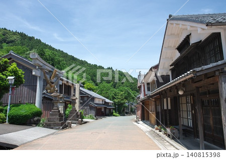 福井県若狭町：熊川宿／中ノ町の町並み（白石神社前） 140815398