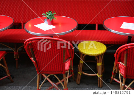 フランス・パリのカフェに並べられた椅子 フランス・パリのカフェに並べられた椅子 140815791