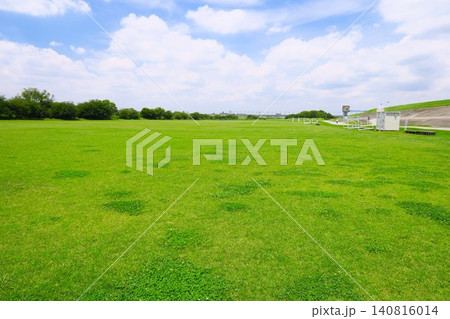 初夏の平日の誰もいない芝生の江戸川河川敷のサッカー場風景 140816014