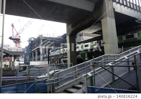 渋谷駅前の再開発高架下から見上げる高速道路 140816224