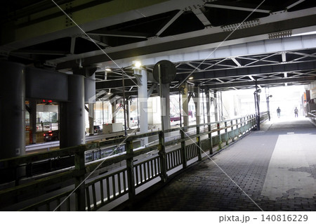 渋谷駅前の再開発高架下から見上げる高速道路 140816229