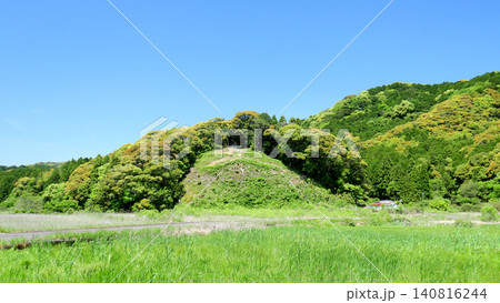 新緑の季節の緑豊かな里山風景 新緑の季節の緑豊かな里山風景 140816244