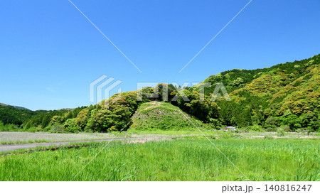 新緑の季節の緑豊かな里山風景 140816247
