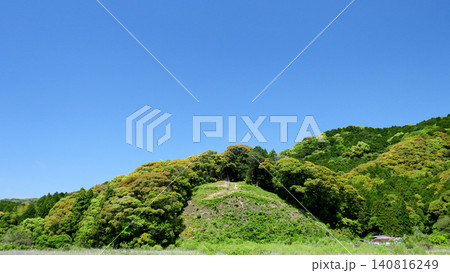 新緑の季節の緑豊かな里山風景 140816249