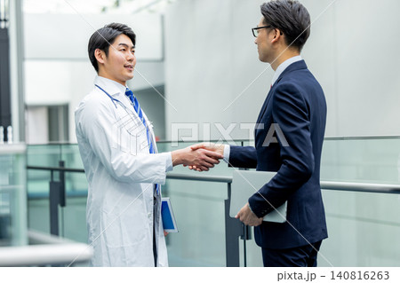握手をする医者とビジネスマン 140816263