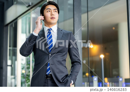 スマートフォンを持つ若いビジネスマン スマートフォンを持つ若いビジネスマン 140816283