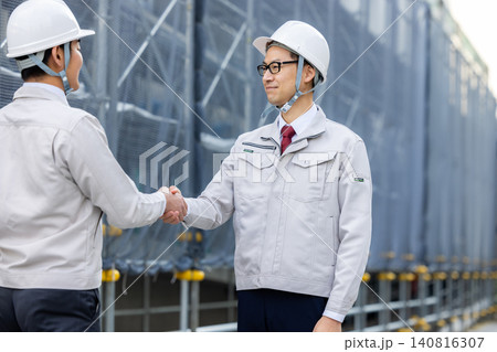 建設現場で働く作業員 建設現場で働く作業員 140816307