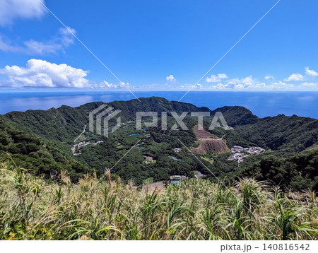 青ヶ島 二重カルデラと広大な太平洋の景色 青ヶ島 二重カルデラと広大な太平洋の景色 140816542
