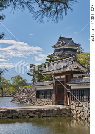 松本城天守と高麗門越しに望む残雪の常念岳 松本城天守と高麗門越しに望む残雪の常念岳 140816827