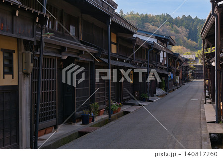 飛騨高山の古い町並みを歩く静かな通り 140817260