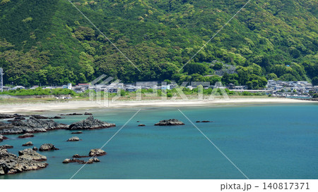 エメラルドグリーンの海と白い砂浜 エメラルドグリーンの海と白い砂浜 140817371