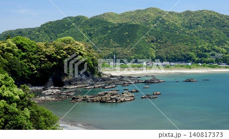 エメラルドグリーンの海と白い砂浜 エメラルドグリーンの海と白い砂浜 140817373