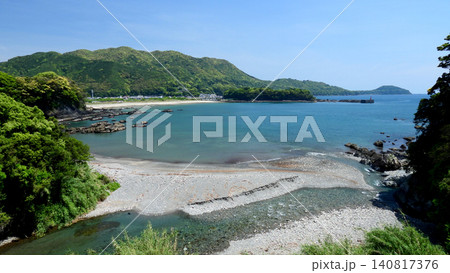 エメラルドグリーンの海と白い砂浜 エメラルドグリーンの海と白い砂浜 140817376