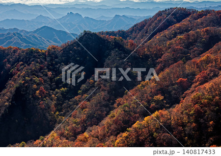 裏妙義・谷急山稜線から見る紅葉の西上州の山並み 裏妙義・谷急山稜線から見る紅葉の西上州の山並み 140817433