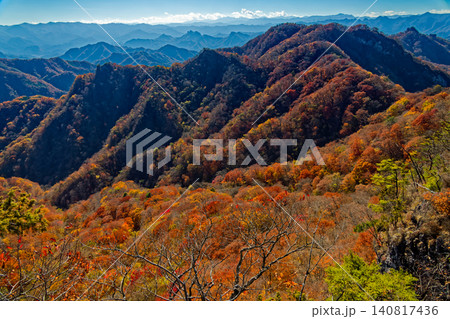 裏妙義・谷急山稜線から見る紅葉の西上州の山並み 裏妙義・谷急山稜線から見る紅葉の西上州の山並み 140817436