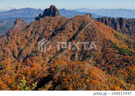 谷急山の登りから見る裏妙義の岩峰群と榛名山・日光連山 谷急山の登りから見る裏妙義の岩峰群と榛名山・日光連山 140817447