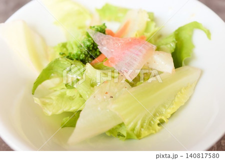 ヘルシーな食事やカフェメニューに使える野菜サラダ ヘルシーな食事やカフェメニューに使える野菜サラダ 140817580