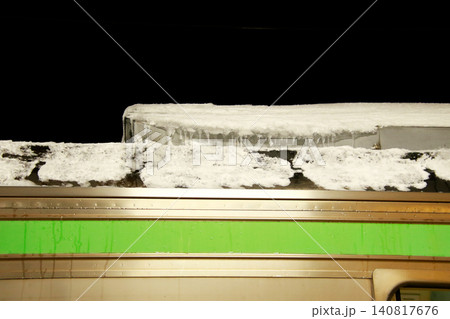 電車屋根の屋根に積もった大量の雪、ツララ 電車屋根の屋根に積もった大量の雪、ツララ 140817676