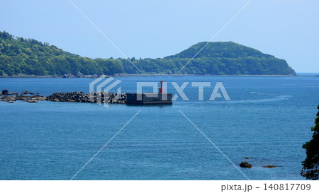 初夏の灯台の見える風景 初夏の灯台の見える風景 140817709