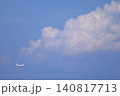 初夏の入道雲をバックにアプローチする飛行機 140817713