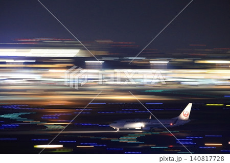 羽田空港を離陸する旅客機 羽田空港を離陸する旅客機 140817728