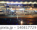 夜の空港に駐機する飛行機 140817729