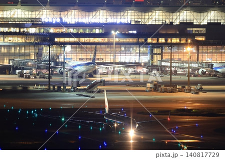 夜の空港に駐機する飛行機 夜の空港に駐機する飛行機 140817729
