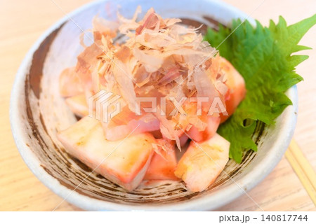 居酒屋メニューや和食レシピに使える梅かつお山芋の小鉢写真素材 140817744
