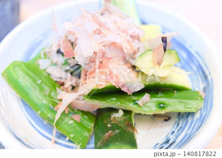 居酒屋メニューや和食レシピに使えるきゅうりのおかか和え写真素材 140817822