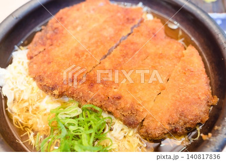 食堂メニューや和食レシピに使えるわらじとんかつ煮の写真素材 食堂メニューや和食レシピに使えるわらじとんかつ煮の写真素材 140817836