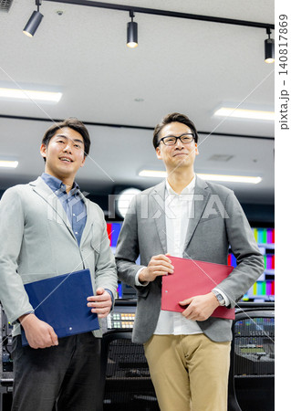 放送局で働く男性 放送局で働く男性 140817869
