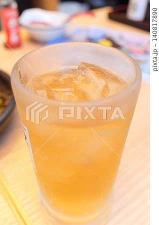 居酒屋メニューや乾杯シーンに使える冷たいハイボールの写真素材 居酒屋メニューや乾杯シーンに使える冷たいハイボールの写真素材 140817890