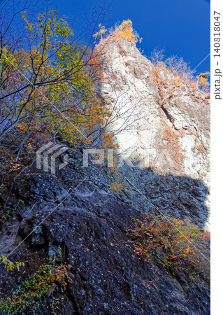 紅葉の妙義山の石門の風景 140818047