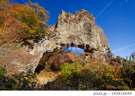 紅葉の妙義山・第四石門 紅葉の妙義山・第四石門 140818048