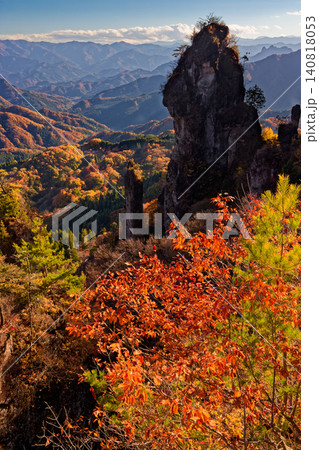 紅葉の妙義山・石門広場から見る日暮しの景 紅葉の妙義山・石門広場から見る日暮しの景 140818053