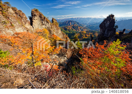 紅葉の妙義山・石門広場から見る日暮しの景 紅葉の妙義山・石門広場から見る日暮しの景 140818056