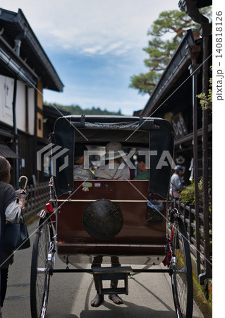 飛騨高山の古い町並みを進む人力車 飛騨高山の古い町並みを進む人力車 140818126