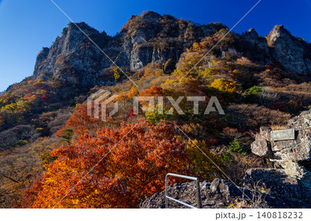 妙義山・大砲岩付近から見る紅葉の中ノ岳 妙義山・大砲岩付近から見る紅葉の中ノ岳 140818232