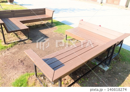 公園や公共施設の紹介に使える屋外ベンチと休憩スペース写真素材 公園や公共施設の紹介に使える屋外ベンチと休憩スペース写真素材 140818274