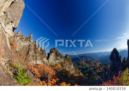 紅葉の妙義山・石門広場から見る日暮しの景と大砲岩 紅葉の妙義山・石門広場から見る日暮しの景と大砲岩 140818316